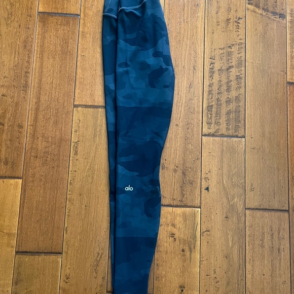 Alo Yoga Leggings - Picture 10 of 10